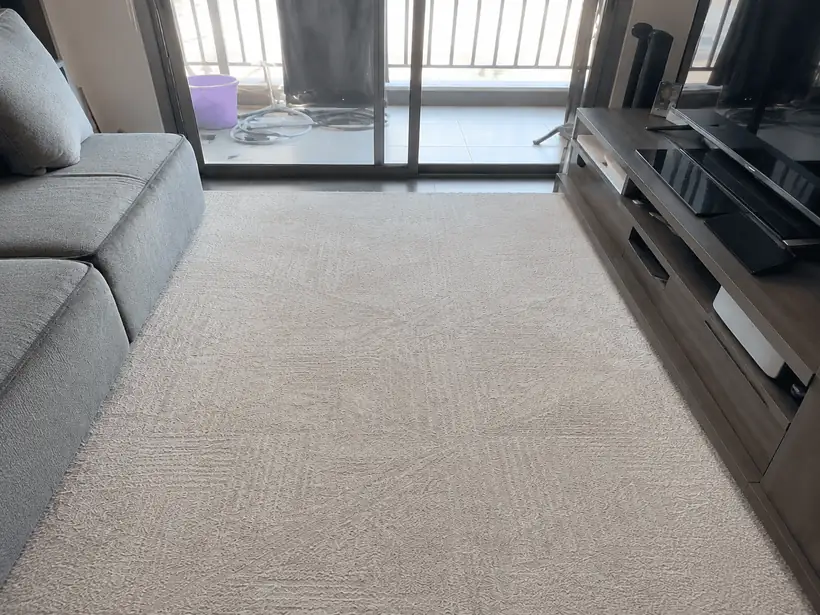Tapete de sala com sujeira e marcas de pisada antes da limpeza e limpo depois