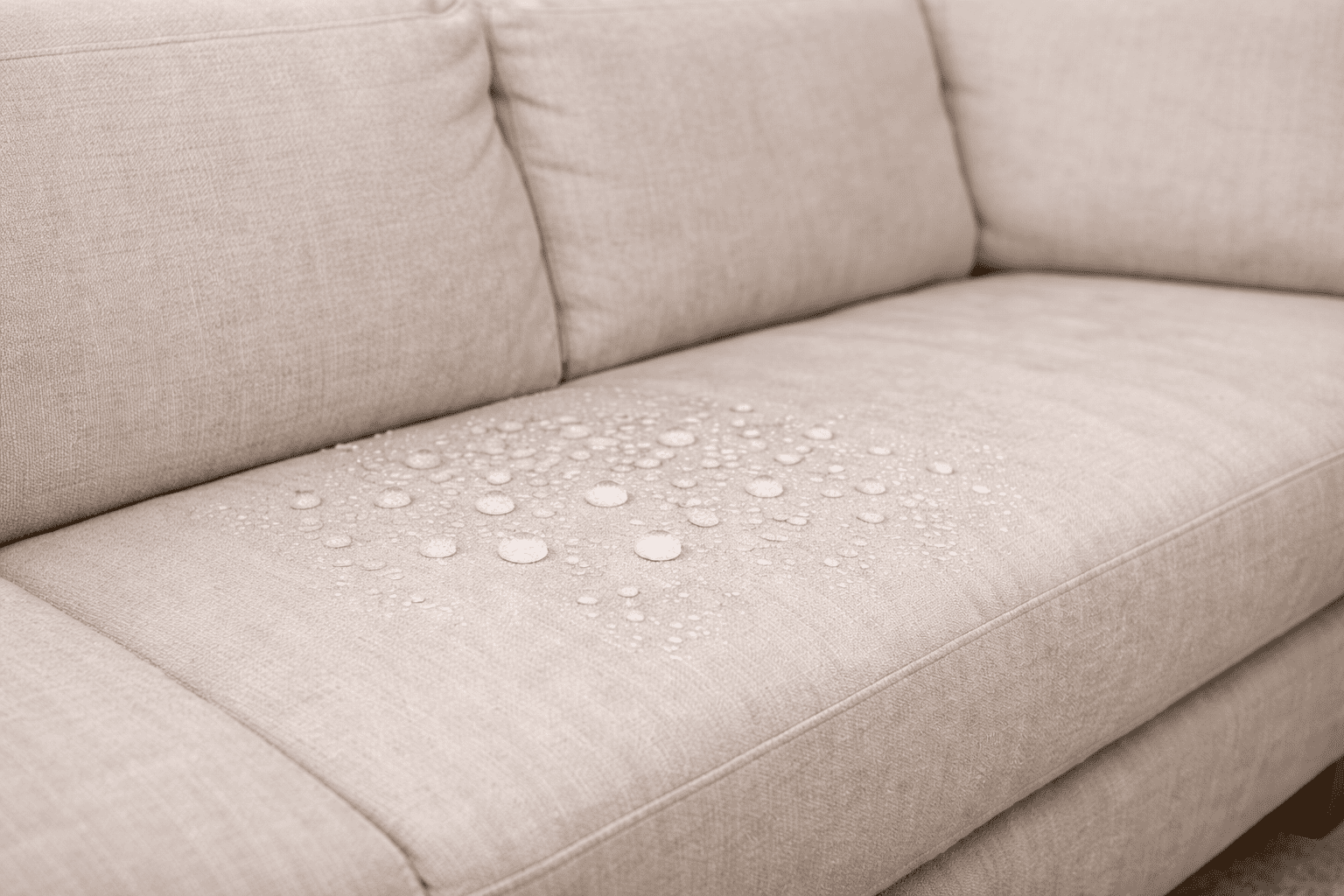 Impermeabilização de estofados realmente aumenta a vida útil do sofá?